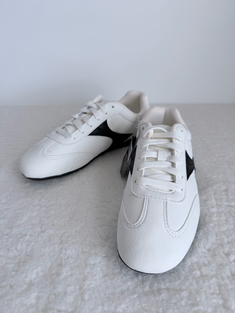 White and Black Women’s Lifestyle Sneakers, US 9